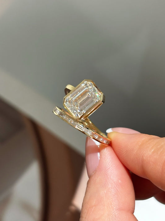 EmeraldāCut LabāGrown Diamond Solitaire Ring | Tapered Bezel & Baguette Band | 18K Gold