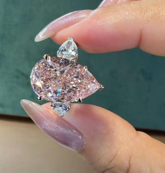 A link for Linh Van to pay pink diamond ring