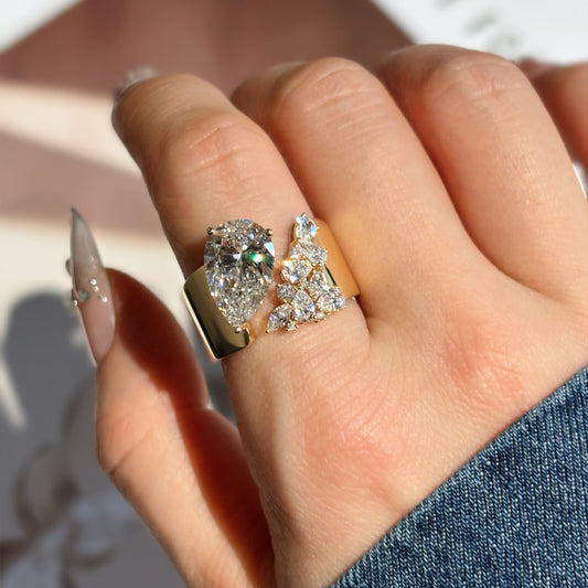 3.03-carat lab diamond as the center stone | accompanied by pear-shaped, marquise, and round small diamonds | set on an ultra-wide band | surrounded by pavé-set small diamonds | spectacular and luxurious | 18k gold