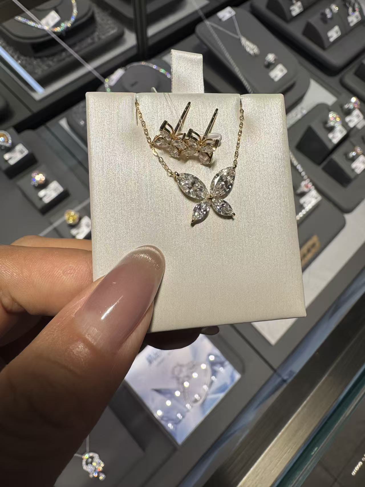 A link for Neela to pay earring(1)+necklace(1)