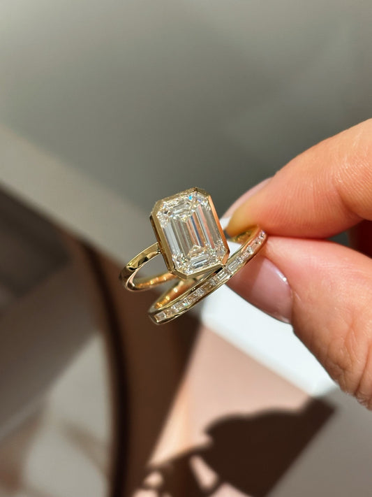 Emerald‑Cut Lab‑Grown Diamond Solitaire Ring | Tapered Bezel & Baguette Band | 18K Gold